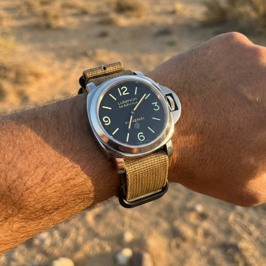 Montre sur bracelet ZULU sable en voyage, au soleil couchant