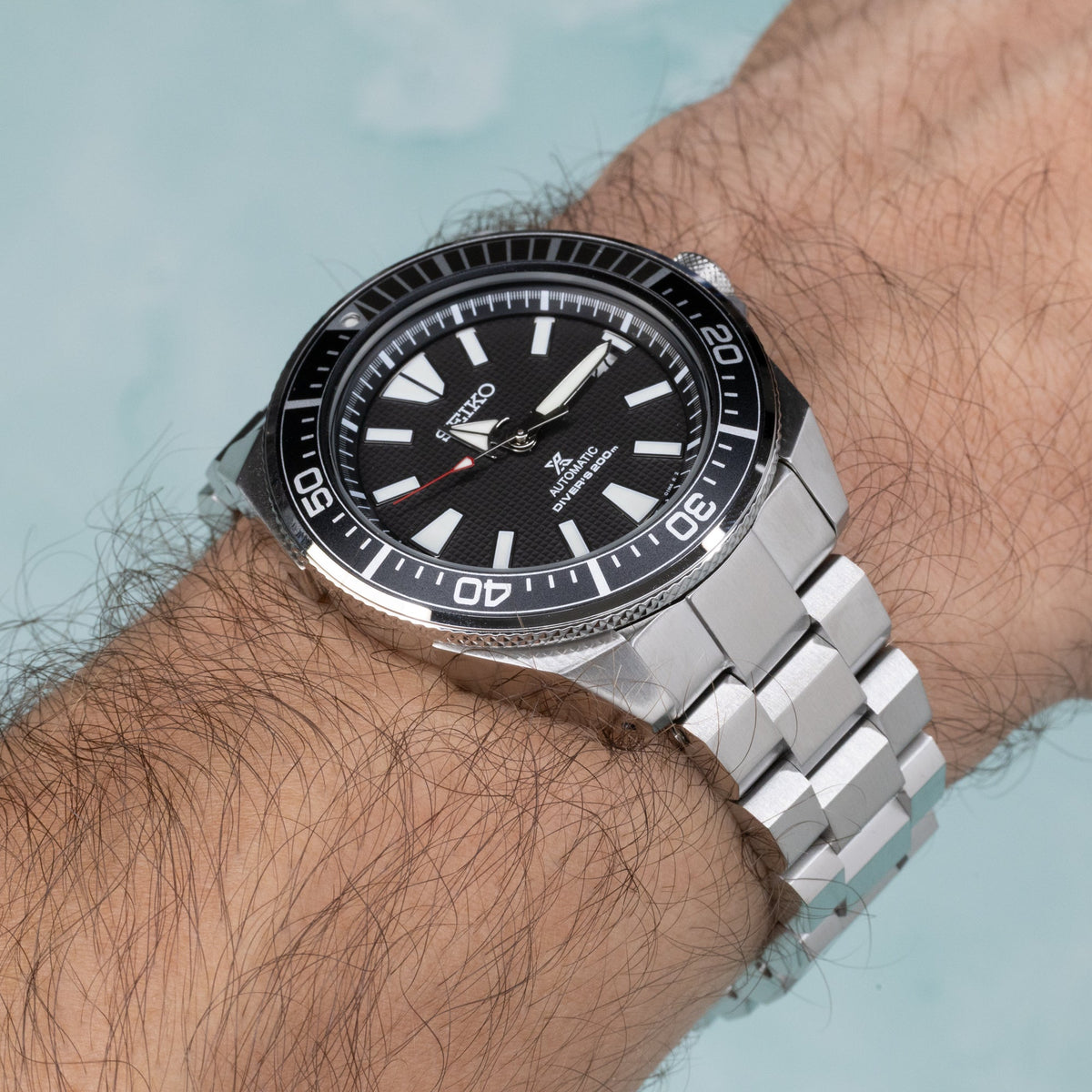 Seiko Samurai sur bracelet acier massif Hexad au poignet