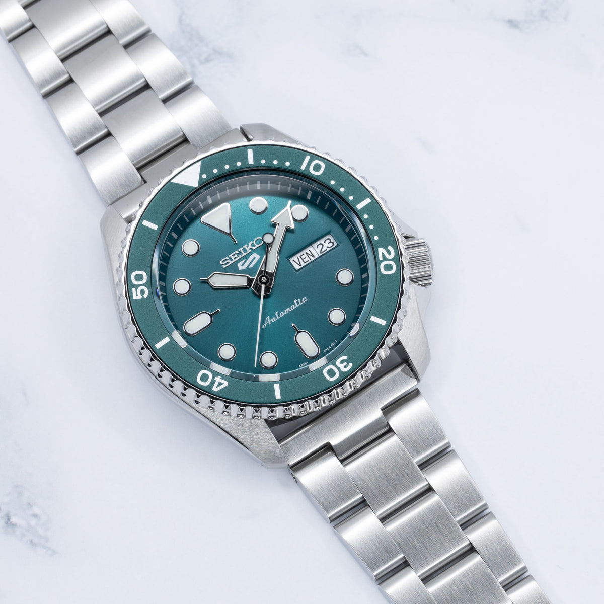 Maillons d’un bracelet Oyster en acier brossé sur une Seiko 5 Sports