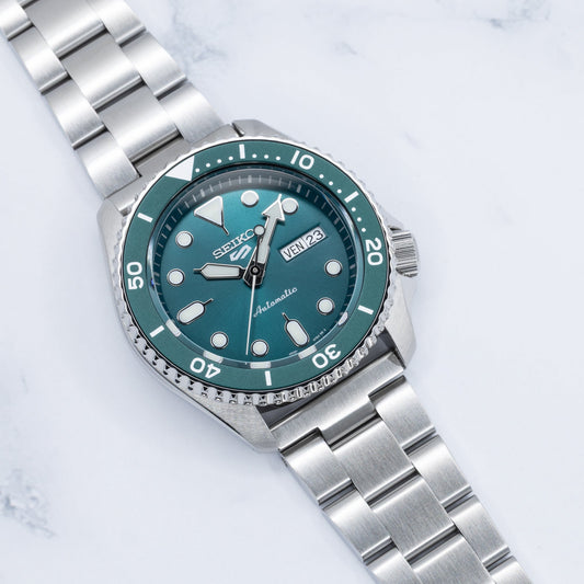 Maillons d’un bracelet Oyster en acier brossé sur une Seiko 5 Sports